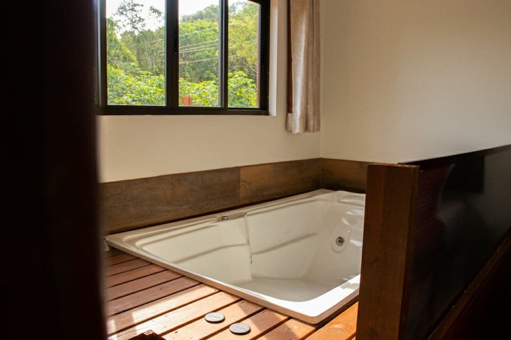 Jetted tub