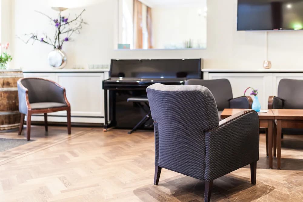 Lobby lounge