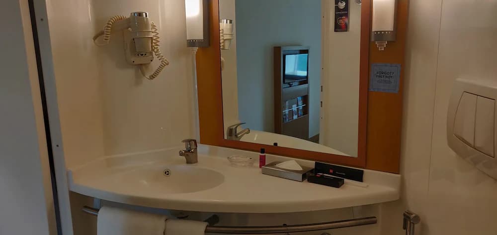 Bathroom sink