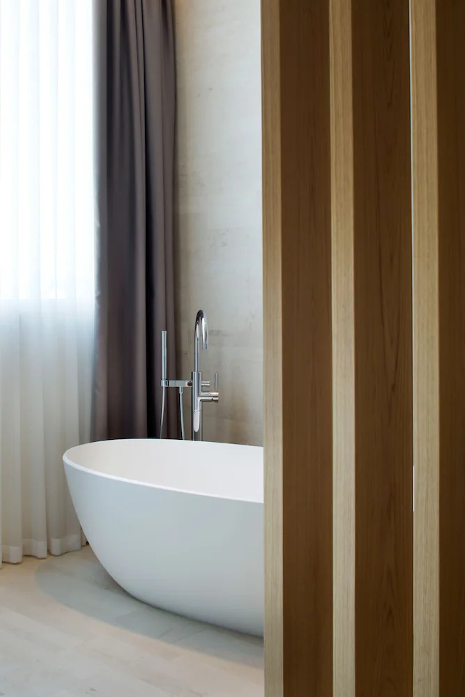 Deep soaking bathtub