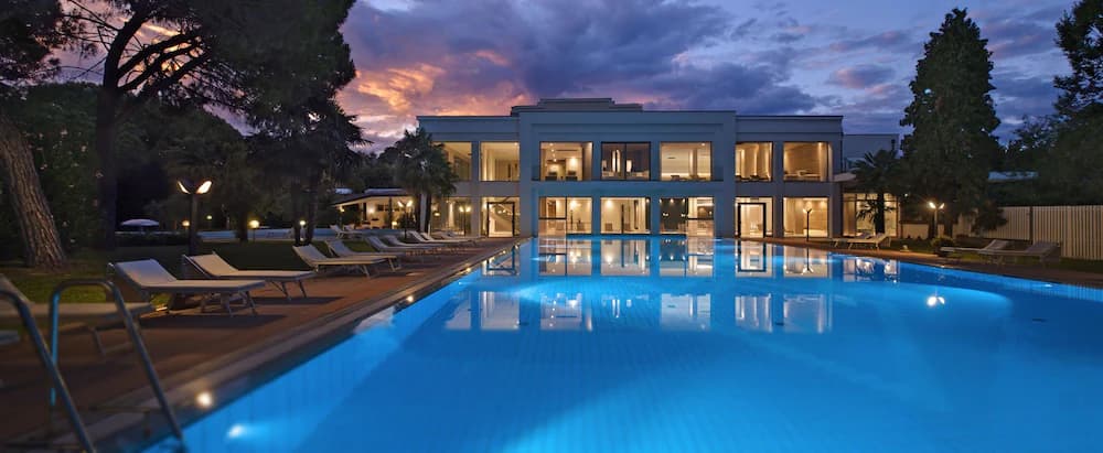 Indoor/outdoor pool