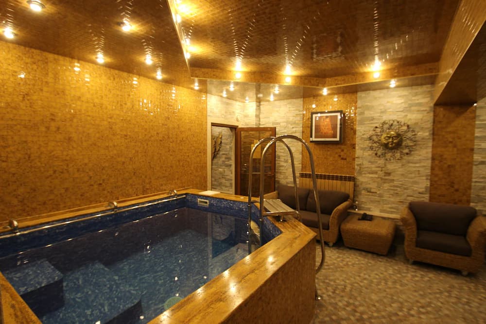 Indoor spa tub