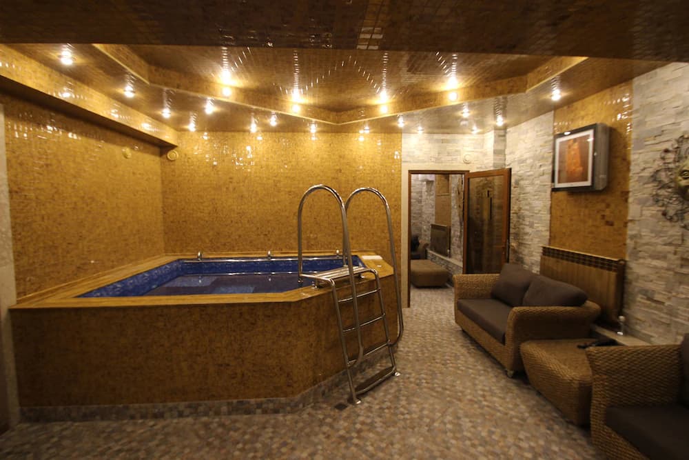 Indoor spa tub