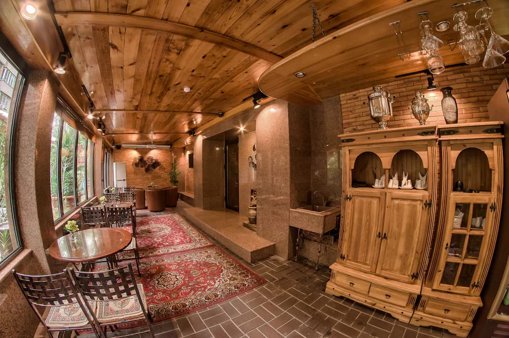 Lobby lounge