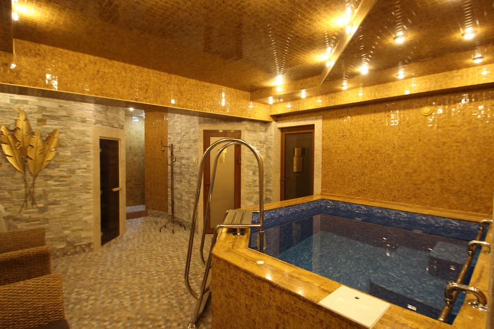 Indoor spa tub