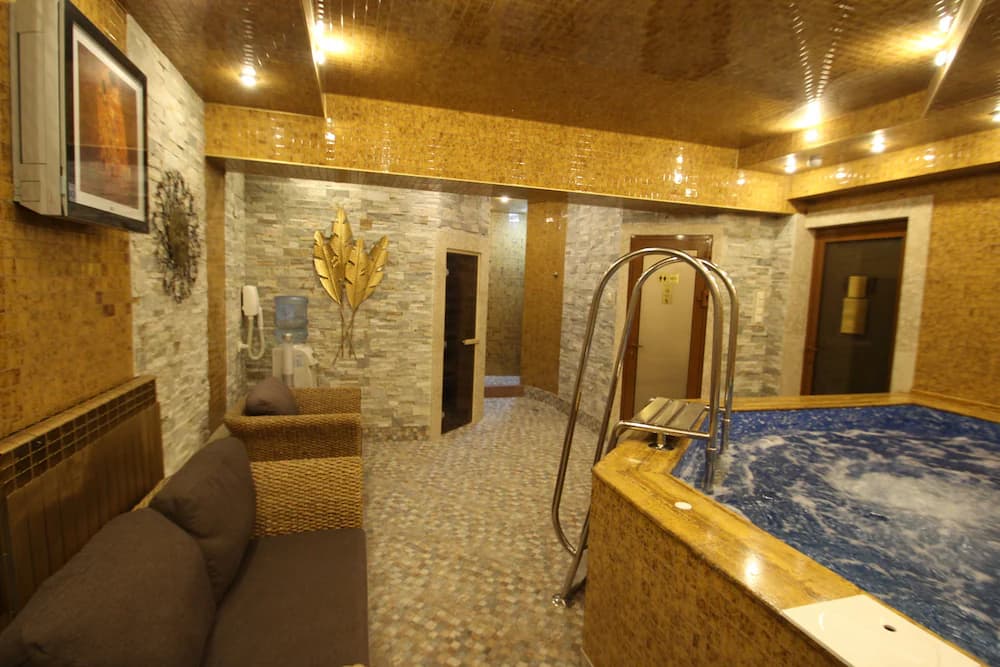 Indoor spa tub