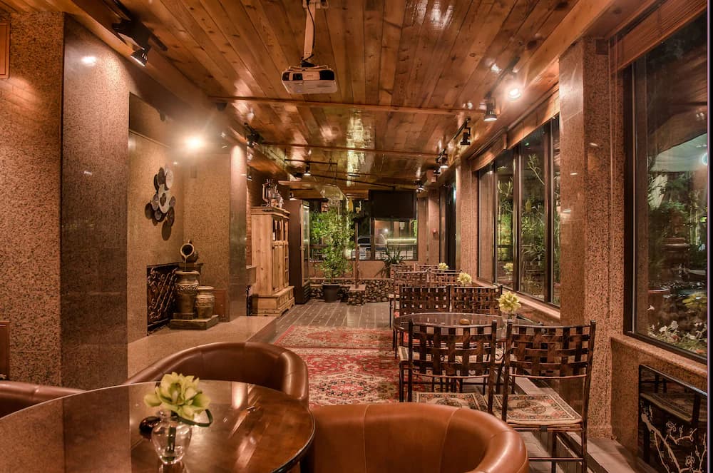 Lobby lounge