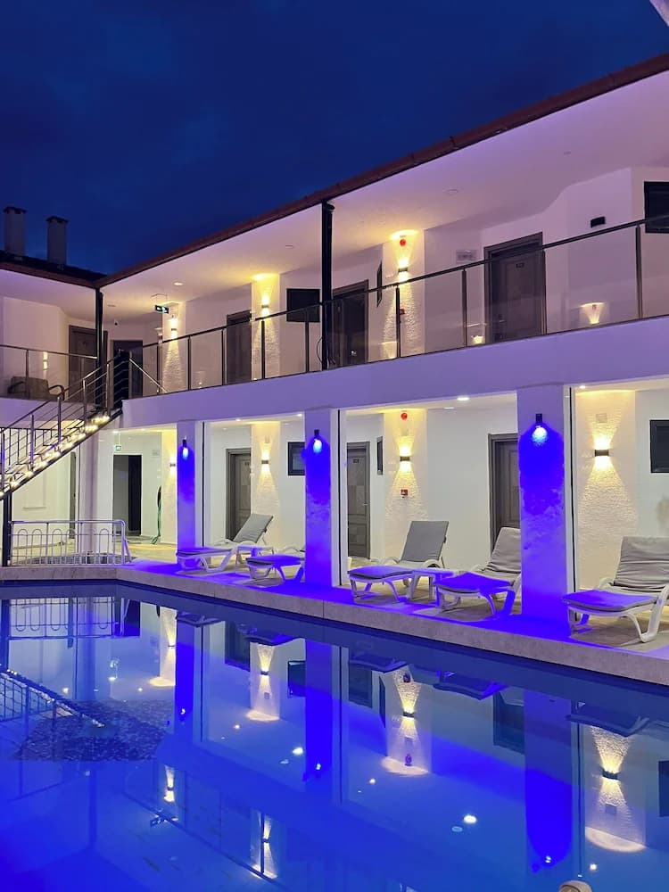 Indoor/outdoor pool