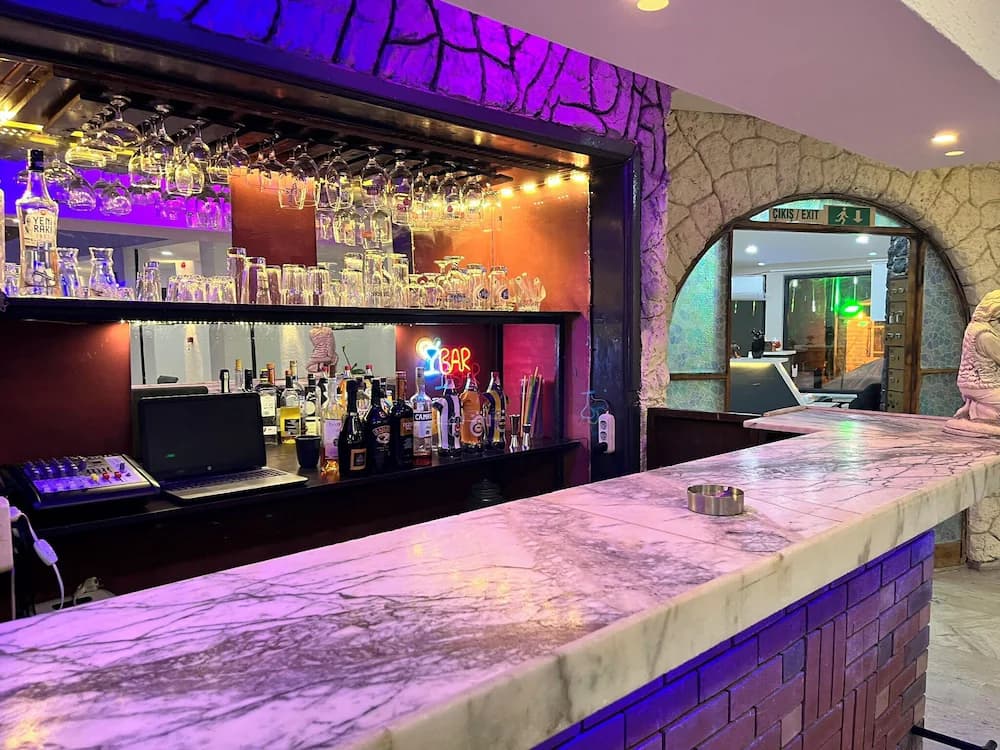 Swim-up bar