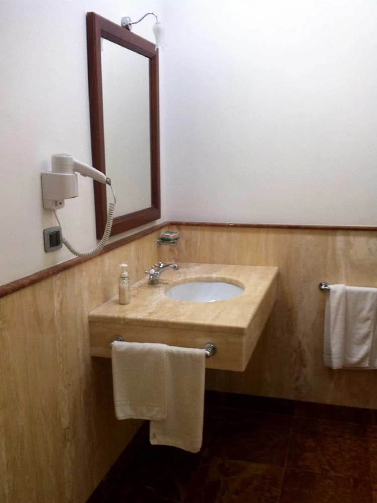 Bathroom sink