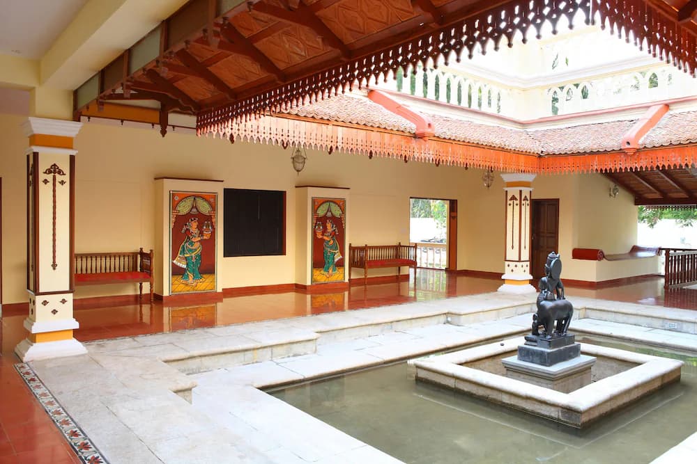 Lobby lounge