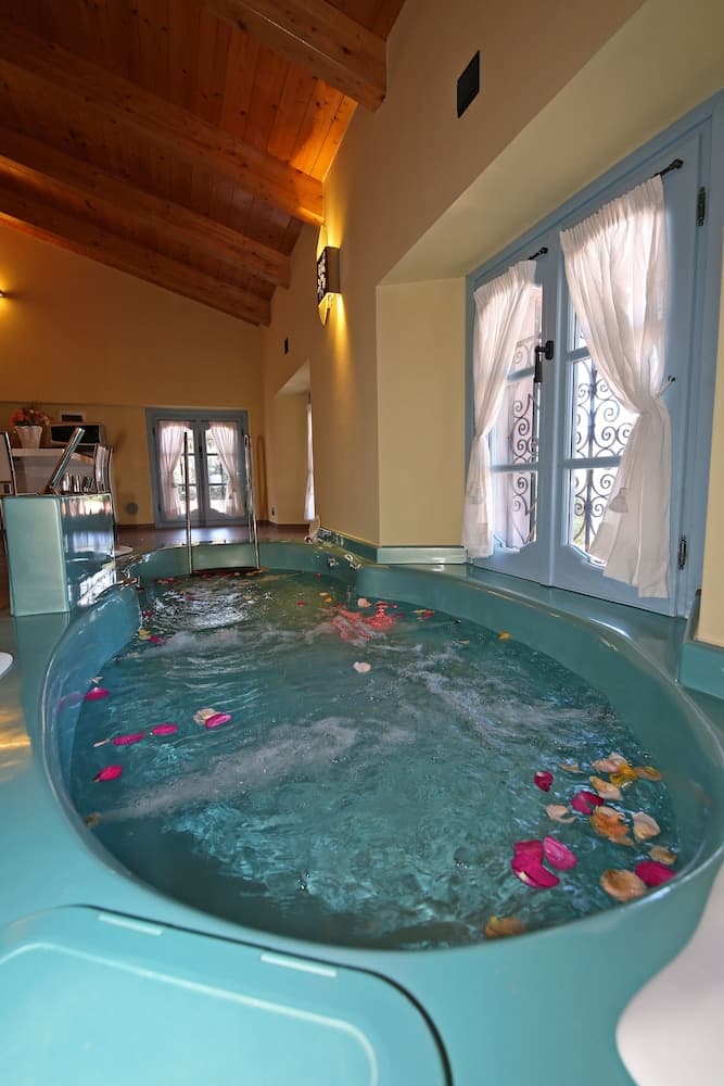 Private spa tub