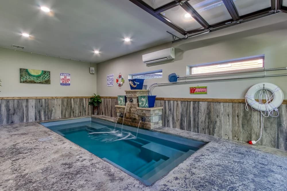 Indoor/outdoor pool
