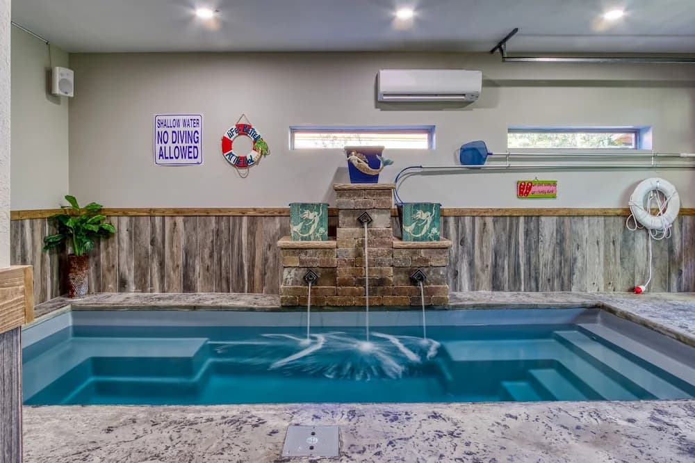 Indoor/outdoor pool