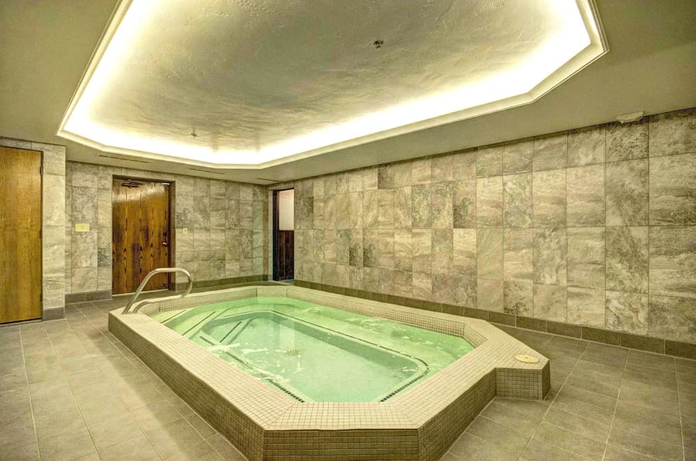 Indoor spa tub
