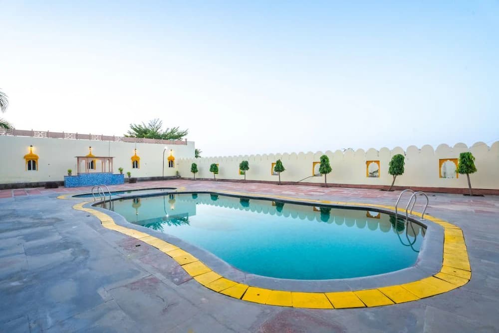 Swim-up bar