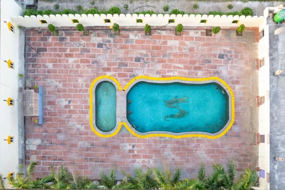 Swim-up bar