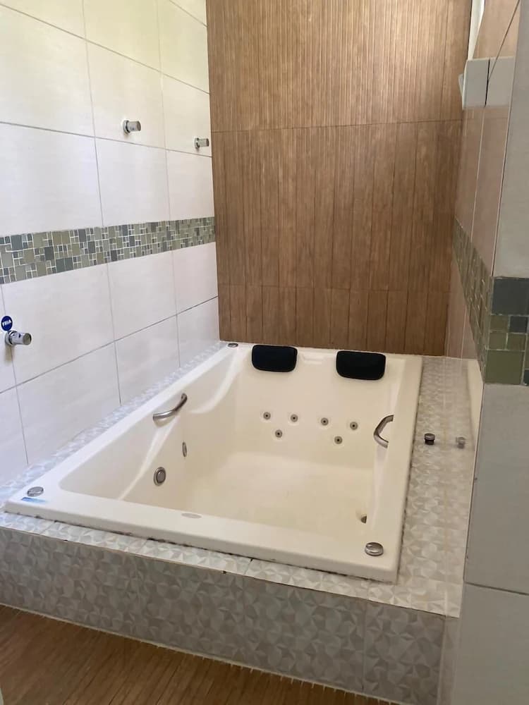 Jetted tub