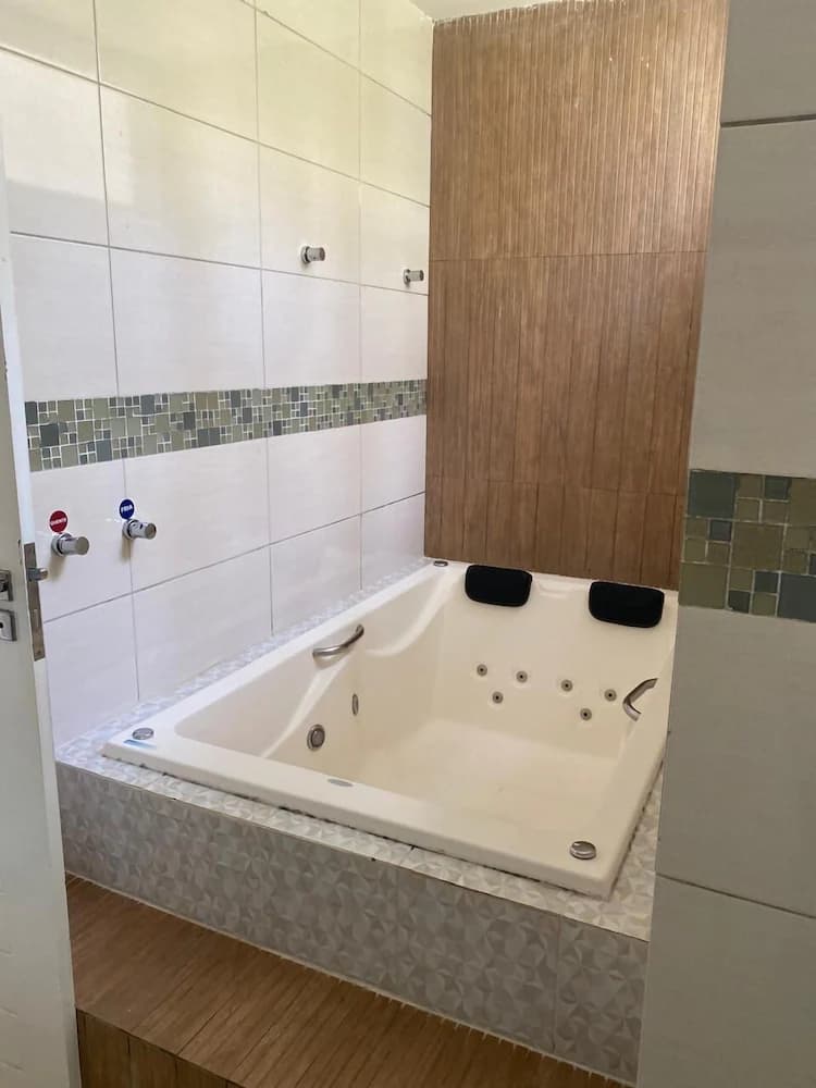 Jetted tub