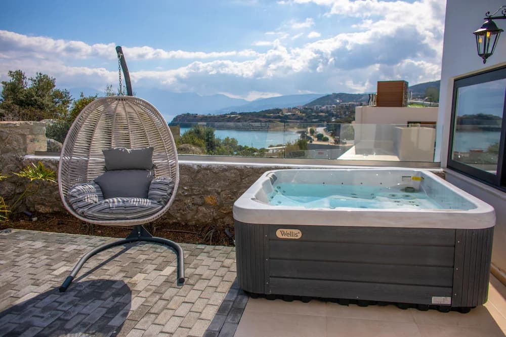 Private spa tub