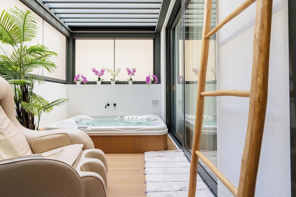 Private spa tub