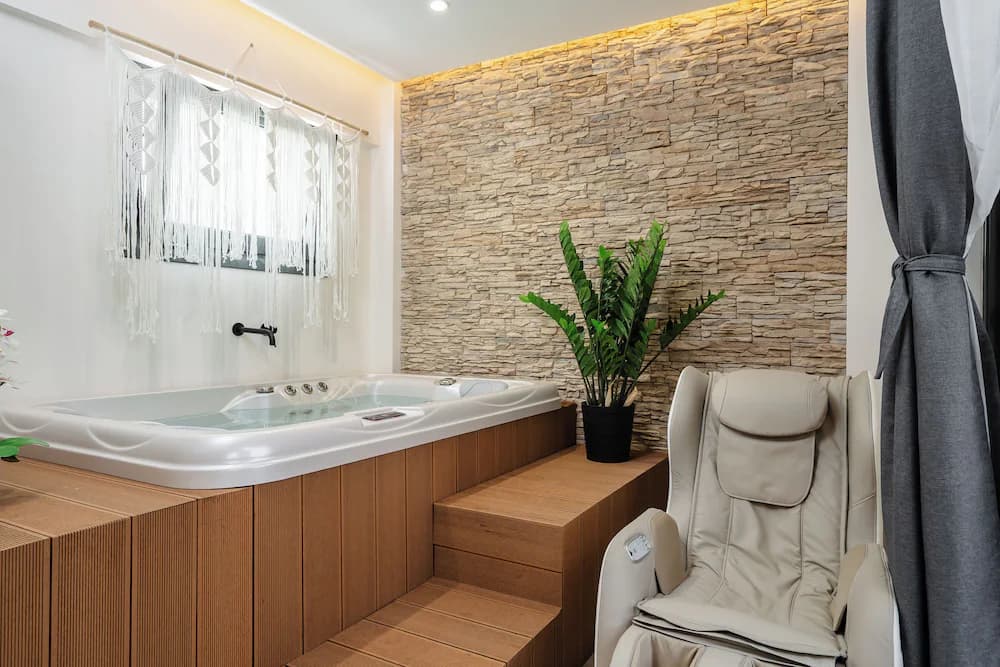 Private spa tub