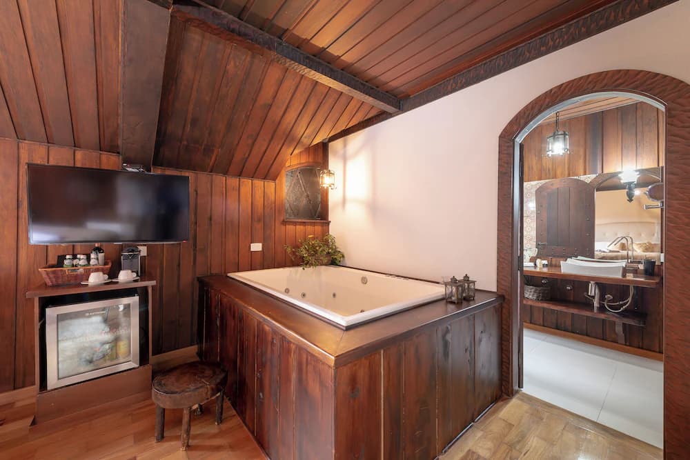 Private spa tub