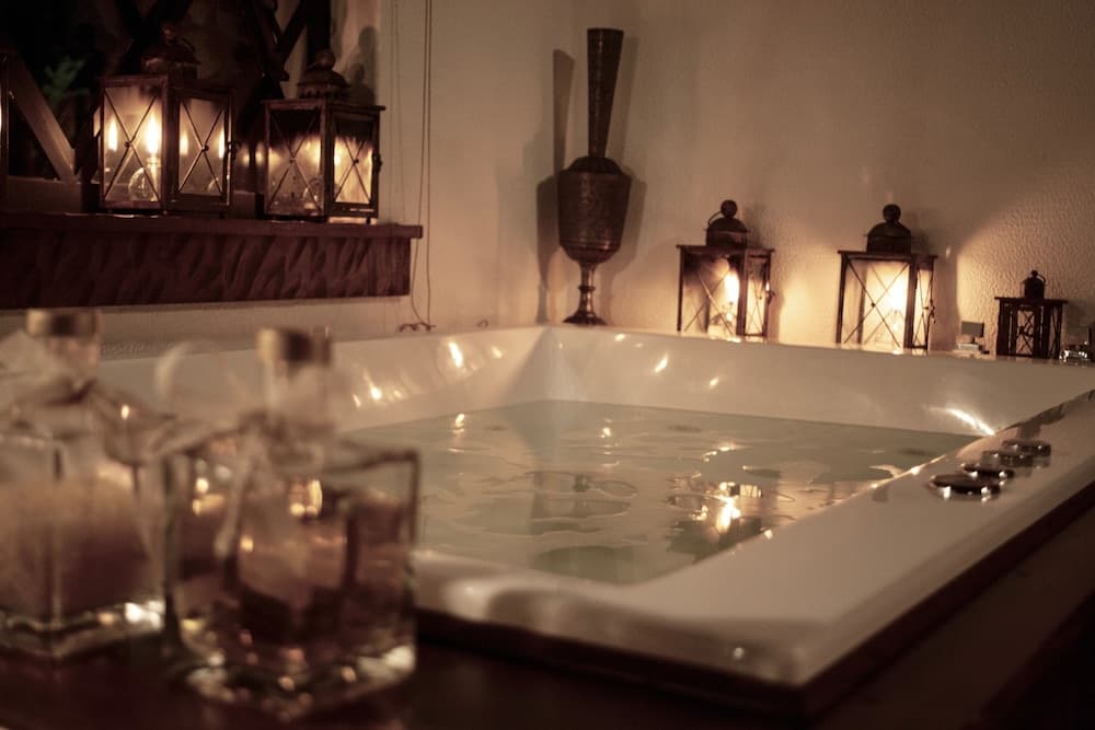 Indoor spa tub