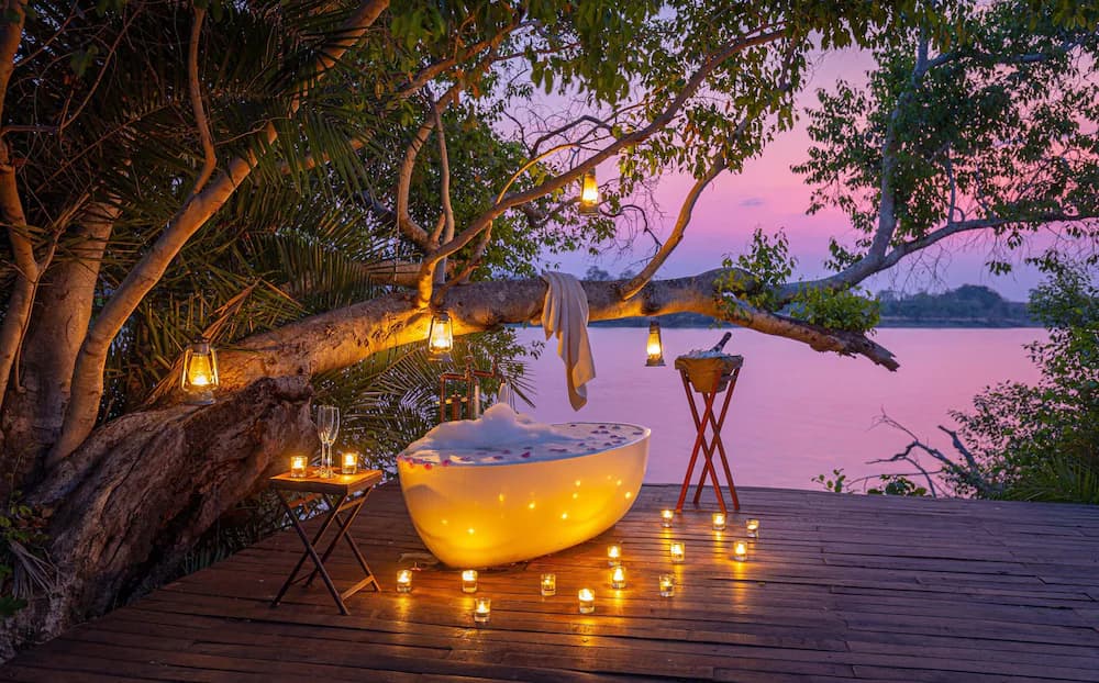 Deep soaking bathtub